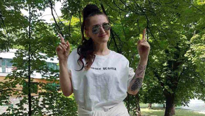 “kada-je-shvatila-da-dolazi-kraj-to-nam-je-trazila”-pevacica-se-lavovski-borila-sa-karcinomom,-a-poslednje-reci-majka-i-danas-pamti:-“trudimo-se-da-joj-ispunimo-zelju”