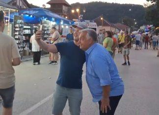 (FOTO, VIDEO) ORBAN ŠETA GUČOM I PRIČA SRPSKI! Bivši mađarski premijer grli ljude po šetalištu: “On je čovek legenda” (foto,-video)-orban-seta-gucom-i-prica-srpski!-bivsi-madarski-premijer-grli-ljude-po-setalistu:-“on-je-covek-legenda”