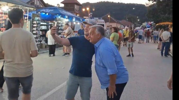 (foto,-video)-orban-seta-gucom-i-prica-srpski!-bivsi-madarski-premijer-grli-ljude-po-setalistu:-“on-je-covek-legenda”