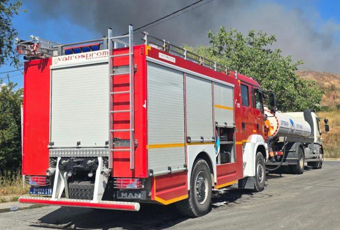 pozar-planuo-u-orljanu:-vatra-zahvatila-vise-automobila-u-dvoristu-auto-lakirnice,-spreceno-sirenje-na-kuce