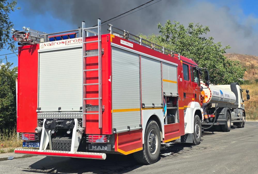 pozar-planuo-u-orljanu:-vatra-zahvatila-vise-automobila-u-dvoristu-auto-lakirnice,-spreceno-sirenje-na-kuce pozar-planuo-u-orljanu:-vatra-zahvatila-vise-automobila-u-dvoristu-auto-lakirnice,-spreceno-sirenje-na-kuce