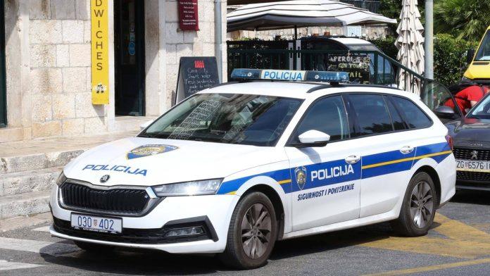 prisao-muskarcu-u-parku-i-bez-ikakvog-povoda-ga-ubadao-nozem-i-rezao:-brutalan-napad-usred-dana,-policija-uhapsila-mladica-(25)