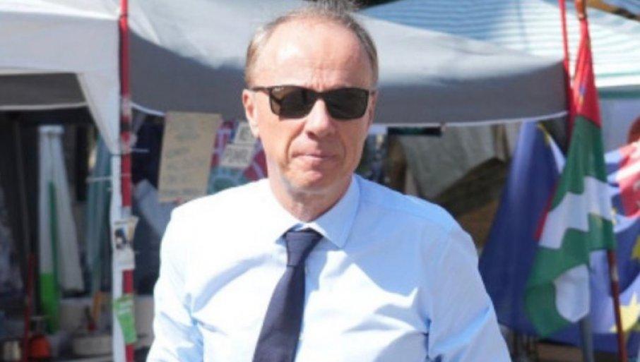 politicar-dokic-docekan-gromoglasnim-aplauzom:-pozdravilo-ga-svih-370-prisutnih-u-vrbasu politicar-dokic-docekan-gromoglasnim-aplauzom:-pozdravilo-ga-svih-370-prisutnih-u-vrbasu