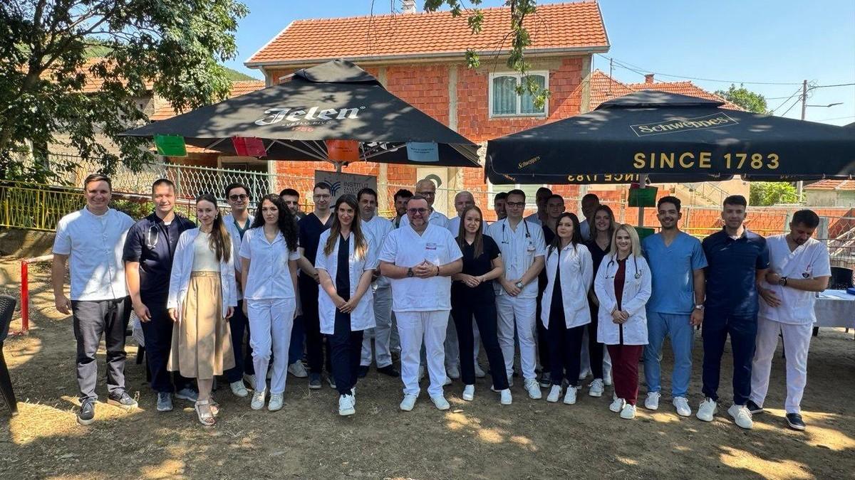 (foto)-dr-lazarevic-sa-studentima-medicine-i-mladim-lekarima-na-preventivnim-pregledima-u-selu-supovac-kod-nisa:-“oni-su-buducnost-srbije” (foto)-dr-lazarevic-sa-studentima-medicine-i-mladim-lekarima-na-preventivnim-pregledima-u-selu-supovac-kod-nisa:-“oni-su-buducnost-srbije”
