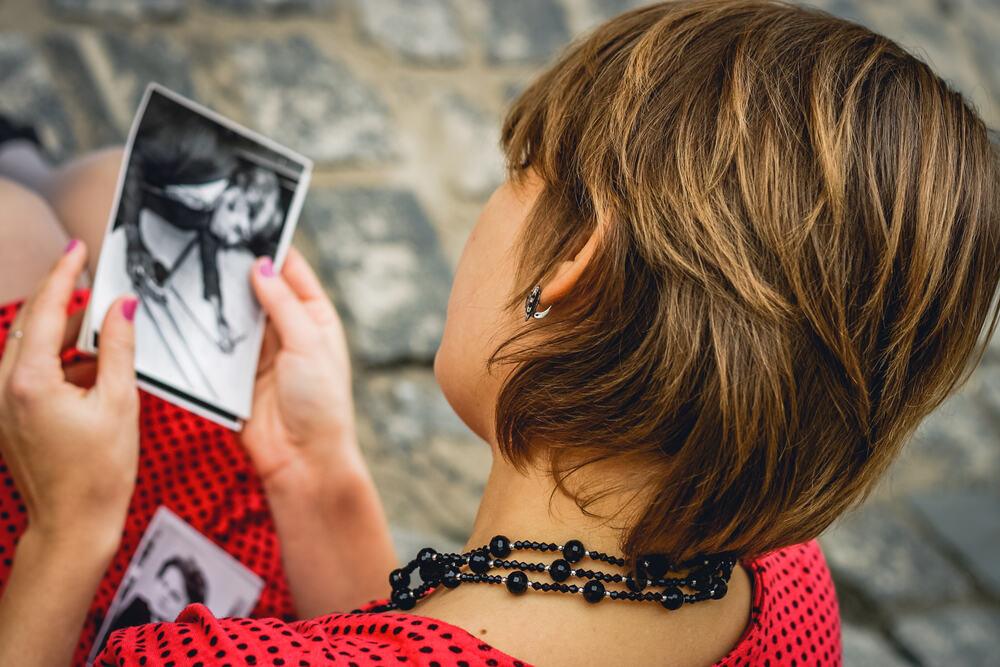 nasla-svekrvinu-staru-fotografiju,-a-onda-je-videla-datum-i-ostala-u-soku!-“na-poledini-pise:-“zauvek-tvoj,-a-coveka-sam-skoro-videla“ nasla-svekrvinu-staru-fotografiju,-a-onda-je-videla-datum-i-ostala-u-soku!-“na-poledini-pise:-“zauvek-tvoj,-a-coveka-sam-skoro-videla“