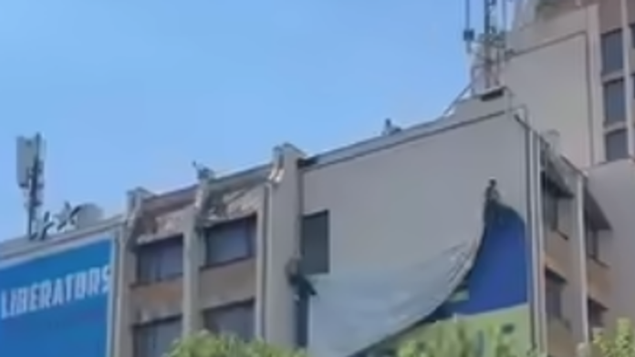 kipti-bes-pristine-prema-zelenskom,-rama-doneo-drasticnu-odluku!-pogledajte-kako-je-zastava-ukrajine-skinuta-sa-zgrade-u-centru-grada-(video)