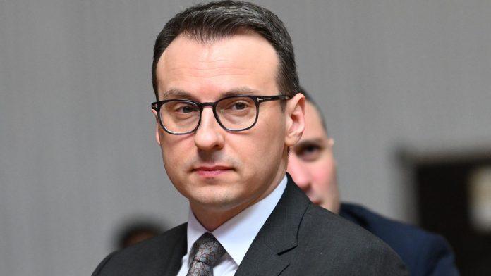 petkovic:-pristina-skida-baner-“free-ukraine”-cim-ne-dobije-ono-sto-zeli