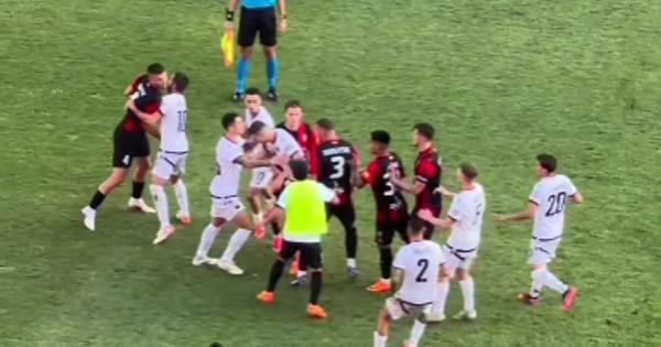 skendija-slavila-u-skoplju,-pa-sve-zasenio-haos:-veliki-derbi-zavrsen-opstom-tucom!-/video/ skendija-slavila-u-skoplju,-pa-sve-zasenio-haos:-veliki-derbi-zavrsen-opstom-tucom!-/video/