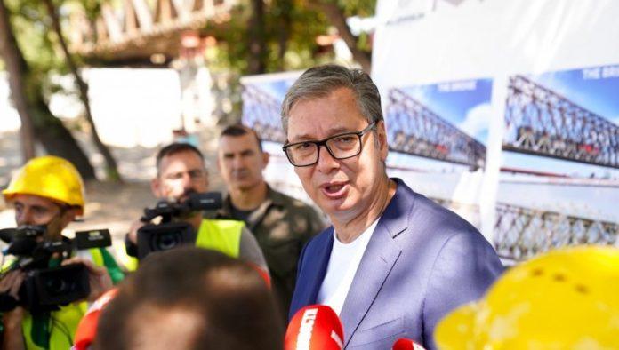 vucic-se-oglasio-na-instagramu:-na-starom-zeleznickom-mostu-radi-se-i-po-vrucini,-predsednik-obradovao-radnike