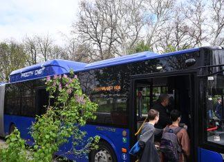 SUDAR AUTOBUSA U RAKOVICI Dok su iz jednog izlazili putnici, drugi naleteo na njega, pa se zakucao: Delovi vozila rasuti svuda po putu sudar-autobusa-u-rakovici-dok-su-iz-jednog-izlazili-putnici,-drugi-naleteo-na-njega,-pa-se-zakucao:-delovi-vozila-rasuti-svuda-po-putu