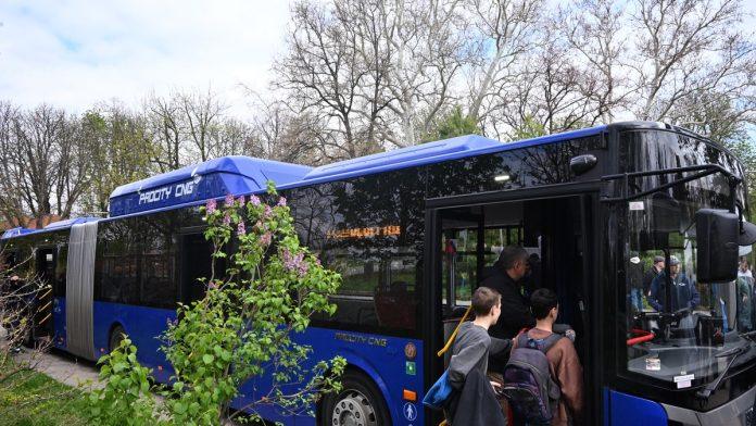 sudar-autobusa-u-rakovici-dok-su-iz-jednog-izlazili-putnici,-drugi-naleteo-na-njega,-pa-se-zakucao:-delovi-vozila-rasuti-svuda-po-putu