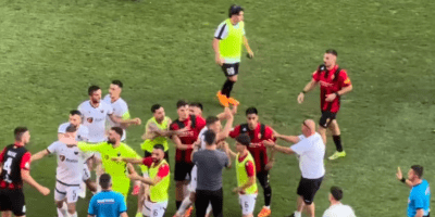 haos-na-terenu,-neverovatne-scene:-pesnicenje-fudbalera-usred-meca-(video) haos-na-terenu,-neverovatne-scene:-pesnicenje-fudbalera-usred-meca-(video)