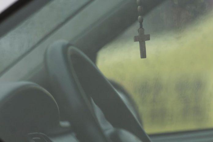 da-li-je-greh-drzati-krst-na-retrovizoru-automobila?-svestenik-radoslav-dao-jasan-odgovor-i-savet-za-vozace