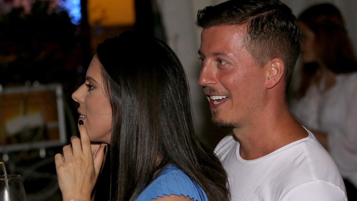 “da-mi-zena-vodi-karijeru-bio-bih-kao-cola”:-pevac-otkrio-sta-mu-supruga-stalno-zamera,-ovo-niko-nije-znao “da-mi-zena-vodi-karijeru-bio-bih-kao-cola”:-pevac-otkrio-sta-mu-supruga-stalno-zamera,-ovo-niko-nije-znao