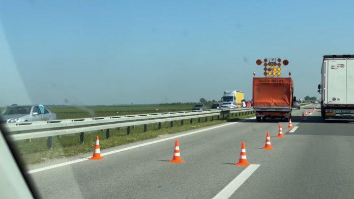 (foto)-udes-na-“milosu-velikom”!-elektricni-auto-se-zakucao-u-kamion:-obezbedivao-raniju-saobracajnu-nesrecu