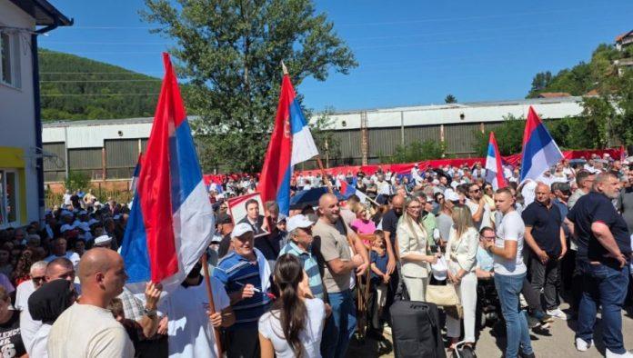 narod-ceka-vucica-ispred-vrtica-u-prijepolju:-okupili-se-u-ogromnom-broju-sa-zastavama-srbije-i-slikama-predsednika!-(foto)