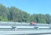 (VIDEO) SVI BEŽE U STRANU, A ON JURI NAPRED! Scena na auto-putu kod Novog Sada IZAZIVA JEZU: Zbog OVOG snimka odmah je alarmirana policija (video)-svi-beze-u-stranu,-a-on-juri-napred!-scena-na-auto-putu-kod-novog-sada-izaziva-jezu:-zbog-ovog-snimka-odmah-je-alarmirana-policija