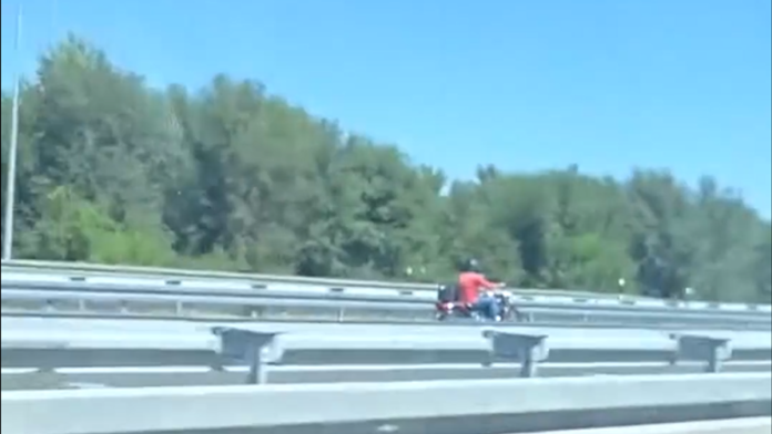 (video)-svi-beze-u-stranu,-a-on-juri-napred!-scena-na-auto-putu-kod-novog-sada-izaziva-jezu:-zbog-ovog-snimka-odmah-je-alarmirana-policija
