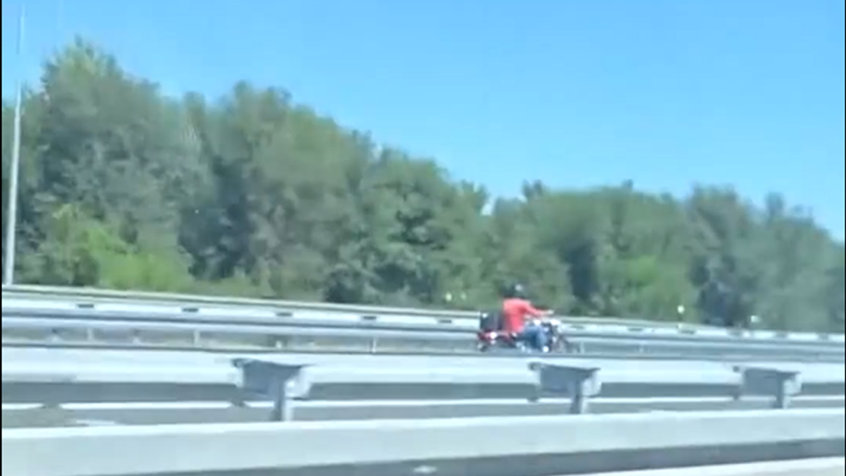 (video)-svi-beze-u-stranu,-a-on-juri-napred!-scena-na-auto-putu-kod-novog-sada-izaziva-jezu:-zbog-ovog-snimka-odmah-je-alarmirana-policija (video)-svi-beze-u-stranu,-a-on-juri-napred!-scena-na-auto-putu-kod-novog-sada-izaziva-jezu:-zbog-ovog-snimka-odmah-je-alarmirana-policija