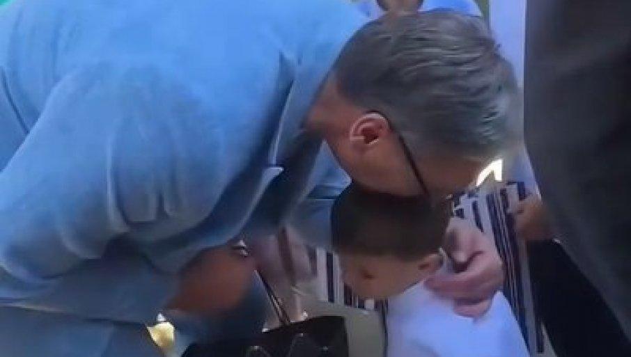 “sad-ce-mi-dode-vucic”-decak-u-prijepolju-nestrpljivo-cekao-predsednika:-“srce-malo” “sad-ce-mi-dode-vucic”-decak-u-prijepolju-nestrpljivo-cekao-predsednika:-“srce-malo”