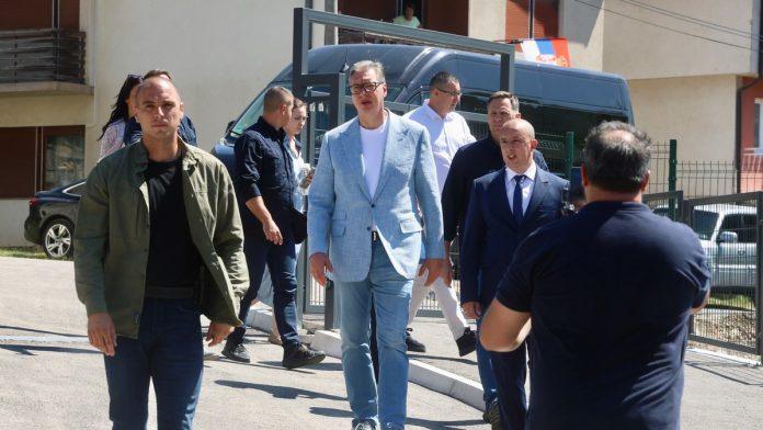 “spremamo-sve-za-vojni-rok”-vucic-obisao-radove-na-izgradnji-kasarne:-bice-to-velika-stvar-za-mlade-ljude-i-gradove!