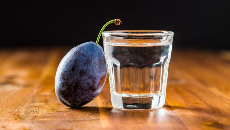 domaca-rakija-ili-hemija:-evo-kako-da-“provalite”-–-pet-trikova-koji-daju-odgovor! domaca-rakija-ili-hemija:-evo-kako-da-“provalite”-–-pet-trikova-koji-daju-odgovor!