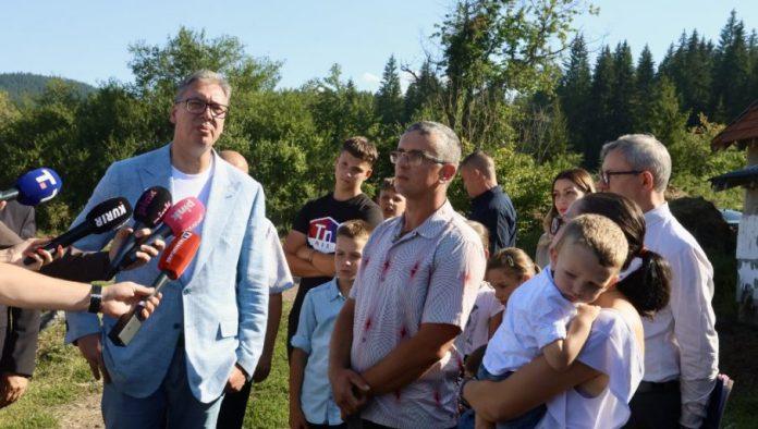 alal-vam-vera-predsednice-vucica-u-radijicevima-docekali-mestani:-najbolji-na-svetu!
