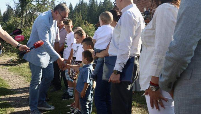 vucic-sa-puricima-koji-imaju-osmoro-dece:-ovi-andeli-nam-vrede-vise-nego-sve-drugo,-pomoc-od-20.000-za-hrabru-majku