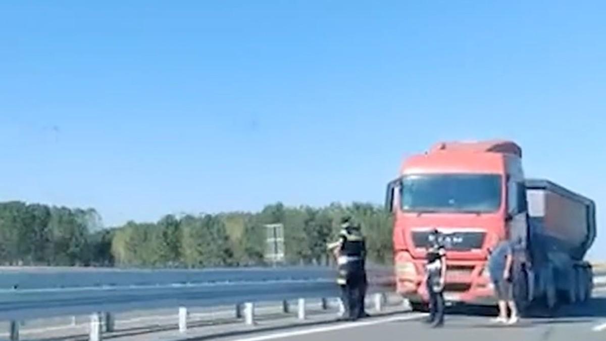 (video)-“kamion-je-u-kontra-smeru”-incident-u-saobracaju-izazvao-paniku-medu-vozacima-na-putu-sabac-loznica:-evo-sta-se-zaista-dogodilo (video)-“kamion-je-u-kontra-smeru”-incident-u-saobracaju-izazvao-paniku-medu-vozacima-na-putu-sabac-loznica:-evo-sta-se-zaista-dogodilo