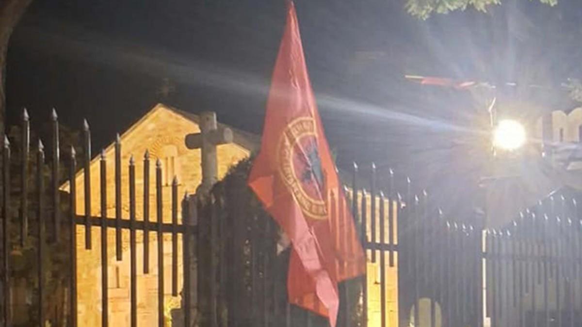 (foto)-zastave-teroristicke-uck-okacene-ispred-srpskih-svetinja-nova-provokacija-na-kim:-uhapsena-dvojica-albanaca (foto)-zastave-teroristicke-uck-okacene-ispred-srpskih-svetinja-nova-provokacija-na-kim:-uhapsena-dvojica-albanaca