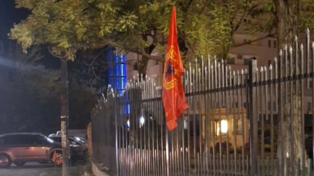 Липљан:-Младићи-поставили-заставе-Албаније-и-тзв.-ОВК-на-ограду-црквене-порте