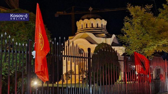 novi-udar-na-svetinje-spc!-kancelarija-za-kim-o-zastavama-tzv.-ovk-i-albanije-na-crkvama-u-lipljanu:-sramna-provokacija-unela-nemir-i-revolt