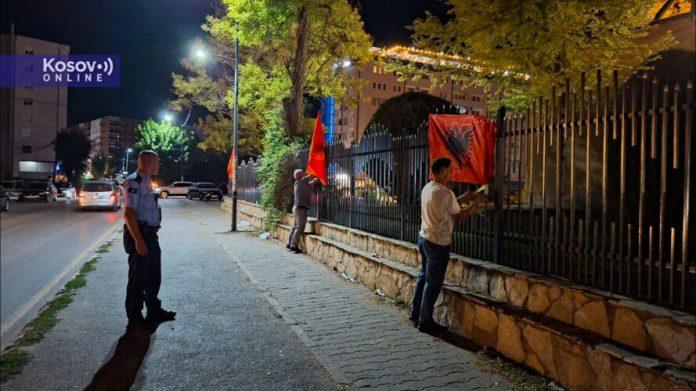 sramna-provokacija!-na-ogradi-srpskih-crkava-u-lipljanu-postavljene-zastave-ovk-i-albanije:-intervenisala-policija