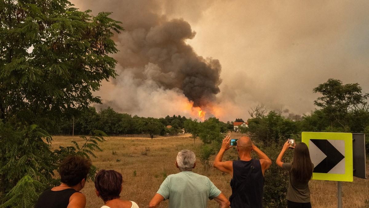 dramaticna-borba-sa-pozarima-na-dve-najteze-pogodene-lokacije-u-srbiji!-vatrogasci-i-vojska-se-suocavaju-sa-opasnim-izazovima:-helikopteri-mup-a-imali-cak-48-naleta-u-jednom-danu dramaticna-borba-sa-pozarima-na-dve-najteze-pogodene-lokacije-u-srbiji!-vatrogasci-i-vojska-se-suocavaju-sa-opasnim-izazovima:-helikopteri-mup-a-imali-cak-48-naleta-u-jednom-danu
