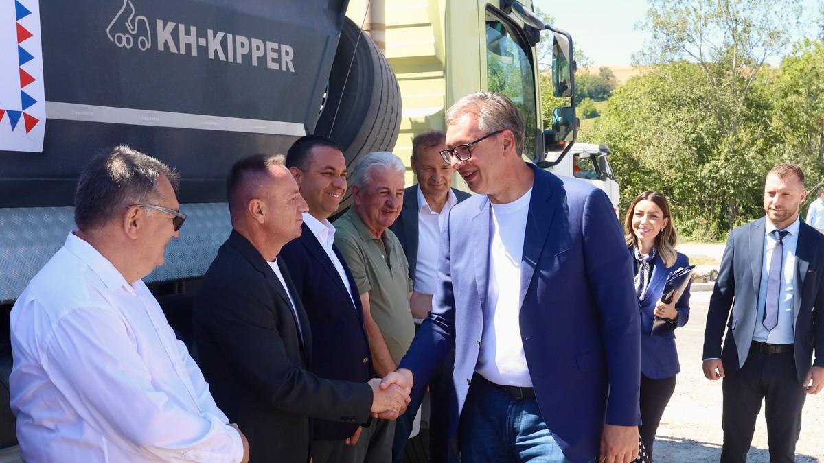 “kako-da-kazem-da-su-mi-lepsi-hvar-ili-brac?”-vucic-stigao-u-arilje,-tokom-posete-jugozapadu-srbije-pomenuo-i-crnu-goru:-“oni-zele-da-tih-33-odsto-srba-prevaspitaju-da-ponovo-ne-budu-srbi”-(foto,-video) “kako-da-kazem-da-su-mi-lepsi-hvar-ili-brac?”-vucic-stigao-u-arilje,-tokom-posete-jugozapadu-srbije-pomenuo-i-crnu-goru:-“oni-zele-da-tih-33-odsto-srba-prevaspitaju-da-ponovo-ne-budu-srbi”-(foto,-video)