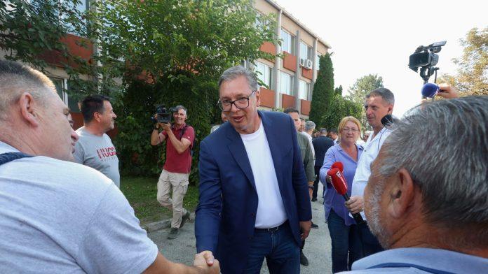 vucic-u-poseti-firmi-sportske-opreme-sportex-u-arilju,-obraca-se-gradanima