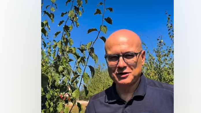 (video)-“na-moru-sam,-ali-sumadijskom”-vucevic-posetio-racu-i-destileriju-“emperus”:-probao-sljivovicu,-pa-sve-nasmejao-komentarom-o-frizuri