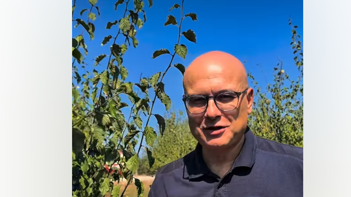 (video)-“na-moru-sam,-ali-sumadijskom”-vucevic-posetio-racu-i-destileriju-“emperus”:-probao-sljivovicu,-pa-sve-nasmejao-komentarom-o-frizuri (video)-“na-moru-sam,-ali-sumadijskom”-vucevic-posetio-racu-i-destileriju-“emperus”:-probao-sljivovicu,-pa-sve-nasmejao-komentarom-o-frizuri