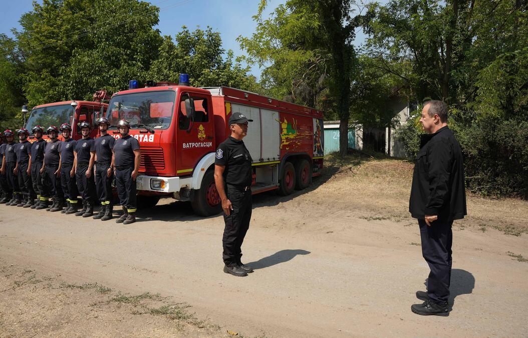 ministar-dacic-obisao-pozariste-u-selu-sumarak-u-deliblatskoj-pescari:-sa-64,-svedeno-je-na-3-zarista!-situacija-je-bolja,-ali-je-i-dalje-veoma-teska-(foto) ministar-dacic-obisao-pozariste-u-selu-sumarak-u-deliblatskoj-pescari:-sa-64,-svedeno-je-na-3-zarista!-situacija-je-bolja,-ali-je-i-dalje-veoma-teska-(foto)