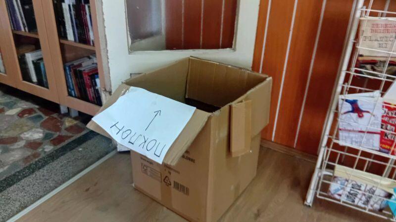 u-biblioteci-u-prokuplju-kutija-sa-poklon-knjigama:-“svako-ko-ude,-prvo-pogleda-tu” u-biblioteci-u-prokuplju-kutija-sa-poklon-knjigama:-“svako-ko-ude,-prvo-pogleda-tu”