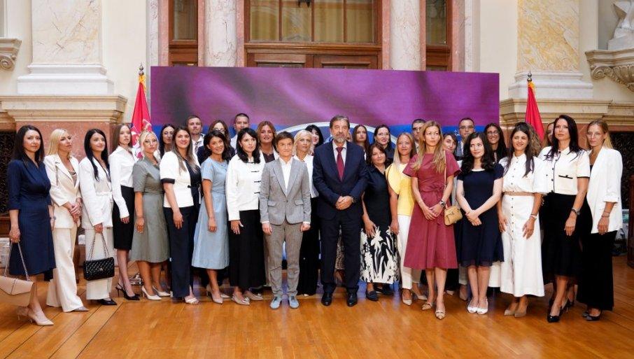 nove-sudije-polozile-zakletvu-pred-predsednicom-narodne-skupstine:-evo-u-kojim-sudovima-ce-obavljati-funkciju nove-sudije-polozile-zakletvu-pred-predsednicom-narodne-skupstine:-evo-u-kojim-sudovima-ce-obavljati-funkciju