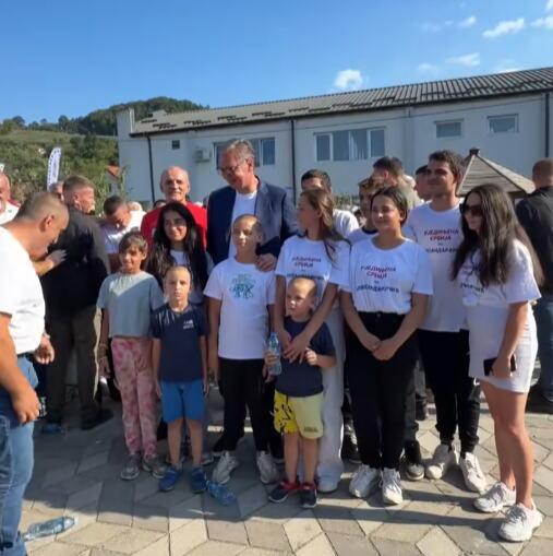 “alal-vera!-nema-lepse-slike-srbije-od-kuce-pune-decjeg-smeha”-vucic-odusevljen,-puno-mu-srce,-a-palo-i-slikanje!-u-dve-kuce,-dvadesetoro-dece!-(video) “alal-vera!-nema-lepse-slike-srbije-od-kuce-pune-decjeg-smeha”-vucic-odusevljen,-puno-mu-srce,-a-palo-i-slikanje!-u-dve-kuce,-dvadesetoro-dece!-(video)