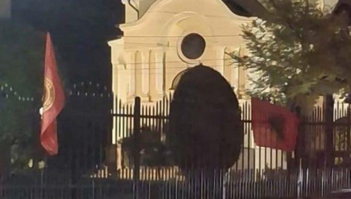 “pogorsanje-bezbednosne-situacije-na-kim”:-eparhija-rasko-prizrenska-o-zastavama-ovk-na-ogradi-srpskih-pravoslavnih-hramova-u-lipljanu