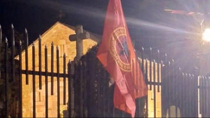 novi-udar-na-srpstvo-i-svetinje:-postavljene-zastave-albanije-i-tzv.-ovk-na-ogradu-crkvene-porte-u-lipljanu-(foto)