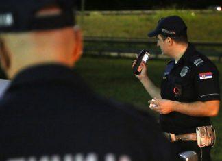 ŽENA SE ŠETALA KAD JOJ JE MUŠKARAC PRIŠAO SA LEĐA, USLEDIO JE UŽAS! Vikala i tražila pomoć, onda je spazila patrolu Interventne jedinice: Osumnjičenom EKSPRESNO stavljene lisice na ruke zena-se-setala-kad-joj-je-muskarac-prisao-sa-leda,-usledio-je-uzas!-vikala-i-trazila-pomoc,-onda-je-spazila-patrolu-interventne-jedinice:-osumnjicenom-ekspresno-stavljene-lisice-na-ruke