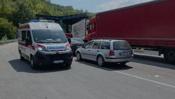 kurtijeva-policija-nanela-mu-jezive-povrede:-srbina-koji-je-brutalno-pretucen-na-kim-transportuju-u-urgentni-centar-u-beogradu-(video)
