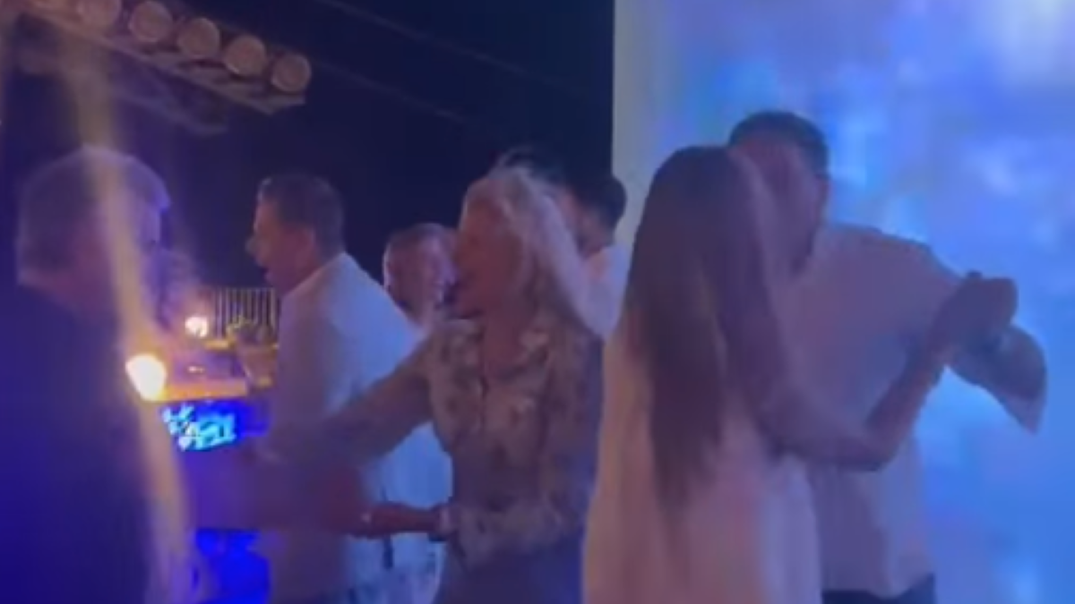 (video)-isplivao-snimak-dokovica-iz-crne-gore-dijana-i-srdan-u-prisnom-zagrljaju,-on-jelenu-drzi-oko-struka,-novakov-prijatelj-sve-podelio (video)-isplivao-snimak-dokovica-iz-crne-gore-dijana-i-srdan-u-prisnom-zagrljaju,-on-jelenu-drzi-oko-struka,-novakov-prijatelj-sve-podelio