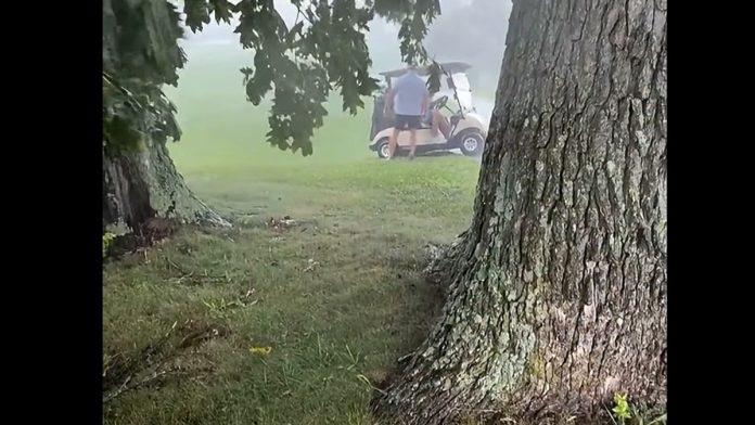 (uznemirujuci-video)-muskarca-udario-grom-dok-je-snimao-oluju-stajao-pored-drveta-i-smejao-se,-a-onda-se-zacuo-jak-prasak:-varnice-letele-na-sve-strane