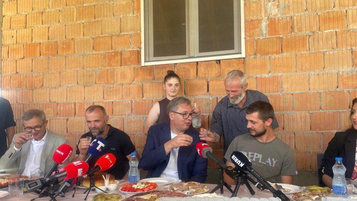 “resavicu-smo-cuvali-i-sacuvacemo-je,-radnici-mogu-da-budu-mirni”:-vucic-obilazi-poljoprivredno-gazdinstvo-porodice-maslar