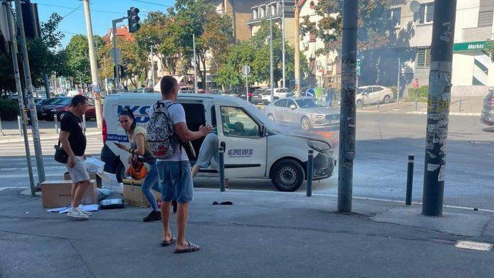 (foto)-zapalilo-se-vozilo-kurirske-sluzbe!-drama-u-beogradu:-vatrogasci-na-terenu,-brzom-reakcijom-prolaznika-spreceno-sirenje-vatre